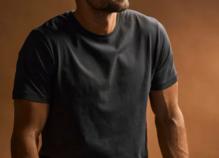 TJ5000 Luxury Tee – capo indossato da modello